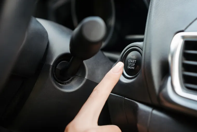 5. Ugasite motor kad stojite: Kada stojite ugasite motor. Prekomjerni rad u praznom hodu značajno rasipa potrošnju goriva. Zbog toga je većina novih automobila opremljena sustavom stop-start koji automatski gasi i ponovno pokreće motor s unutarnjim izgaranjem kako bi se smanjilo vrijeme koje motor provede u praznom hodu.