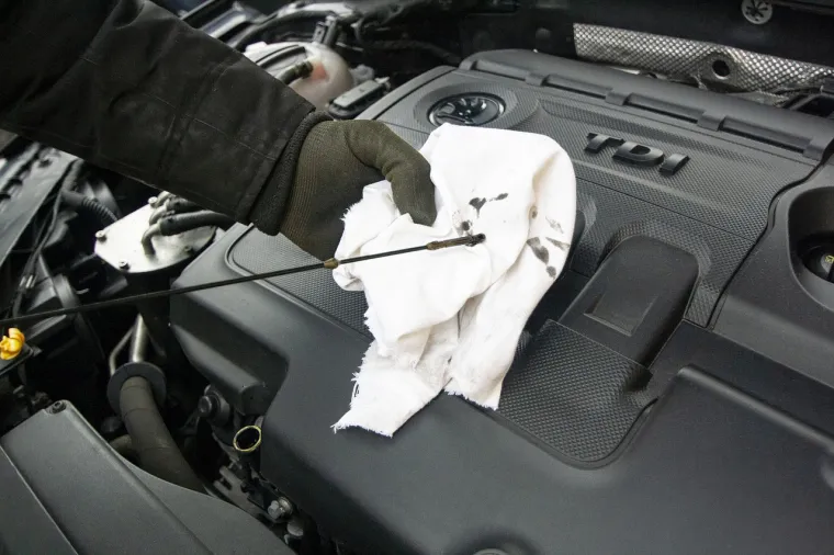 10. Koristite ispravno ulje: Korištenje vrste motornog ulja koje odgovara specifikacijama proizvođača vašeg vozila i zahtjevima certifikata ne samo da održava vaš motor u vrhunskom stanju, već može poboljšati potrošnju goriva.