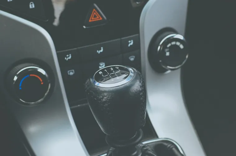 11. Ručni vs. automatski mjenjač: Automobili s automatskim mjenjačima brzine zahtjevaju manje napora tijekom vožnje. No automobili s ručnim mjenjačem učinkovitiji su za uštedu goriva. 