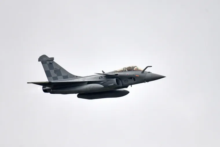 &apos;Dolazak osmog aviona Rafale u Hrvatsku uoči Dana Hrvatskog ratnog zrakoplovstva značajan je trenutak za 91. krilo, naše zrakoplovstvo, za Hrvatsku vojsku i za ukupnu sigurnost naše zemlje. S Rafalima postajemo i snažniji partner u NATO savezu i sigurnosnoj arhitekturi Europe. U iščekivanju Dana Hrvatskog ratnog zrakoplovstva, ovaj događaj potvrđuje našu predanost modernizaciji Hrvatskog ratnog zrakoplovstva i sigurnosti hrvatskog neba&apos;, poručio je brigadir Jagodić.