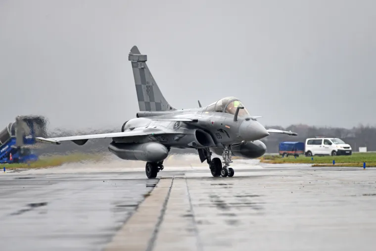 Naime, planirano je da će do kraja travnja 2025. godine u Hrvatskoj biti svih 12 aviona Rafale (deset jednosjeda i dva dvosjeda) te će Eskadrila lovačkih aviona biti kompletna.