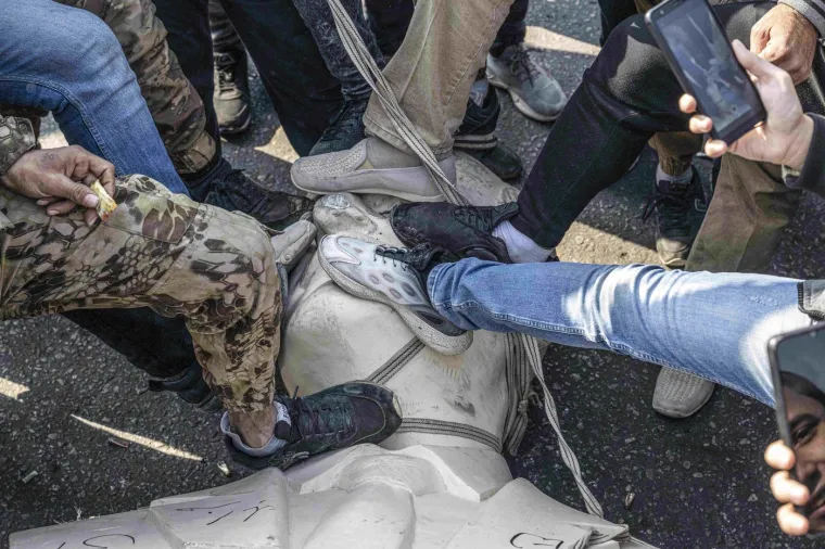 Hafez al-Assad prvi je put preuzeo vlast državnim udarom 1971. – čime je osigurao vlast svojoj dinastiji sljedećih 50 godina. Umro je 2000. godine - ostavivši za sobom krvavo naslijeđe koje je slijedio njegov treći izabrani sin Bašar.