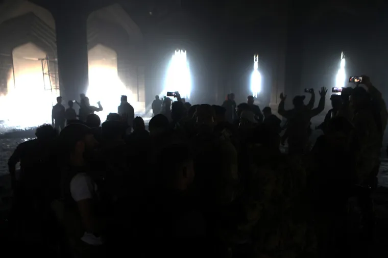 Nakon što je štreberski student medicine preuzeo vlast, učvrstio je obiteljsku vladavinu vlastitom vrstom okrutne diktature. Assadov stisak je stegnut brutalnim ugnjetavanjem, &apos;nestajanjem&apos; njegovih neprijatelja i surovim kemijskim oružjem.