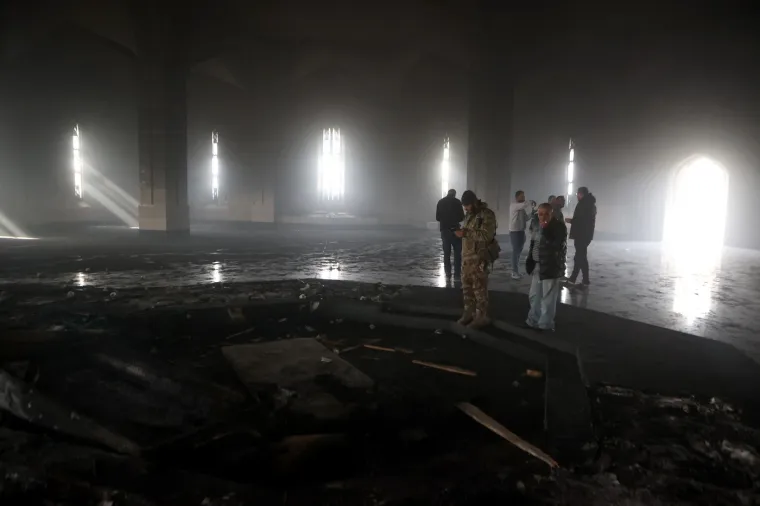 Kukavički Assad potom je avionom pobjegao u Rusiju - gdje ga je dočekao njegov prijatelj tiranin Vladimir Putin. Putin je svom prijatelju, koji je godinama pomagao u izgradnji, ponudio azil.