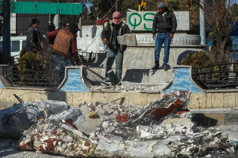 Pobunjenici zapalili lijes oca sirijskog diktatora: Ovo je kazna za masakr 40 tisuća civila