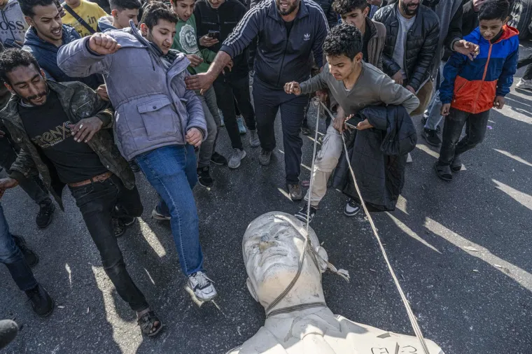 Pobunjenici zapalili lijes oca sirijskog diktatora: Ovo je kazna za masakr 40 tisuća civila