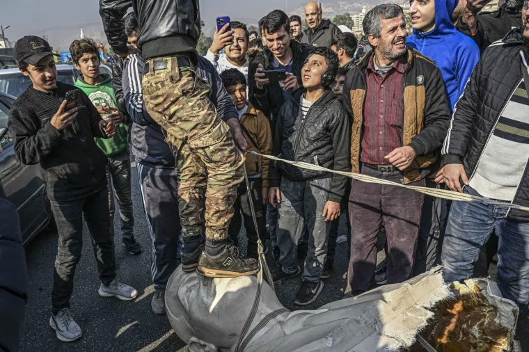 Pobunjenici zapalili lijes oca sirijskog diktatora: Ovo je kazna za masakr 40 tisuća civila