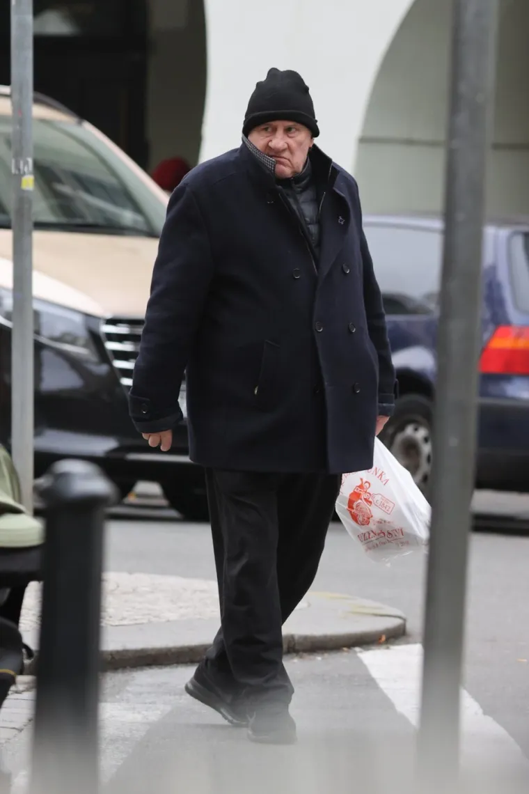 Sudeći prema njegovom izrazu lica, Gérard nije bio najbolje raspoložen te je namrgođeno pozirao pred fotografima.