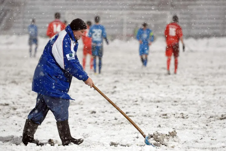 Za vrijeme igre radnici su lopatama označavali linije &scaron;esnaesteraca.