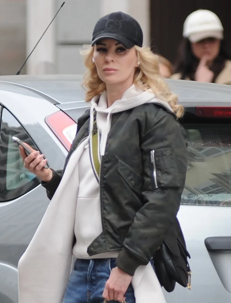 Helena se može pohvaliti uspješnom karijerom, s obzirom na to da je već s 13 godina dobila prvu poslovnu priliku zaposlivši se u švedskoj tvrtki. 