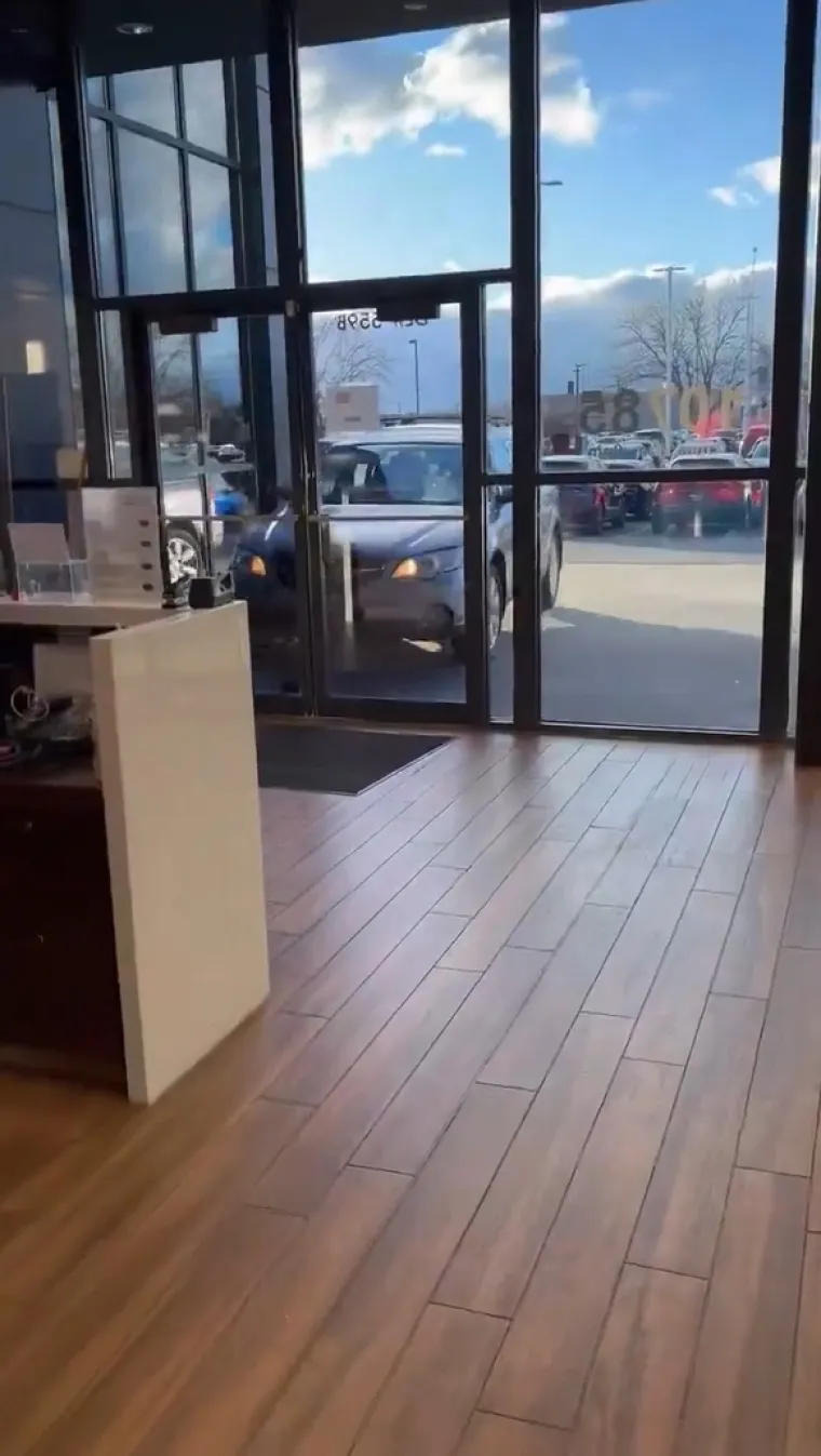 Naime, samo nekoliko sati nakon što je Murray isprsio četiri tisuće dolara u Mazdinu autosalonu, upravi zastupništva je prijavio da vozilo &quot;boluje&quot; od mehaničkih kvarova. 
