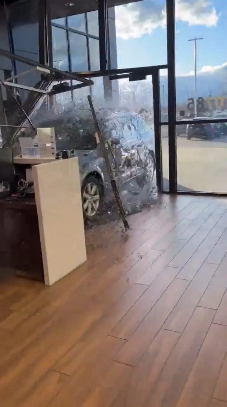 Mladića je to do te mjere razljutilo da se odlučio zakucati vozilo točno tamo odakle je i stiglo, a njegov izljev bijesa postao je viralni hit nakon što su ga mobitelima zabilježili djelatnici autosalona.