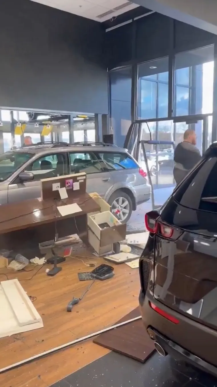 Uletio je u autosalon poput drumskog razbojnika i pošteno zakucao tek kupljeno vozilo