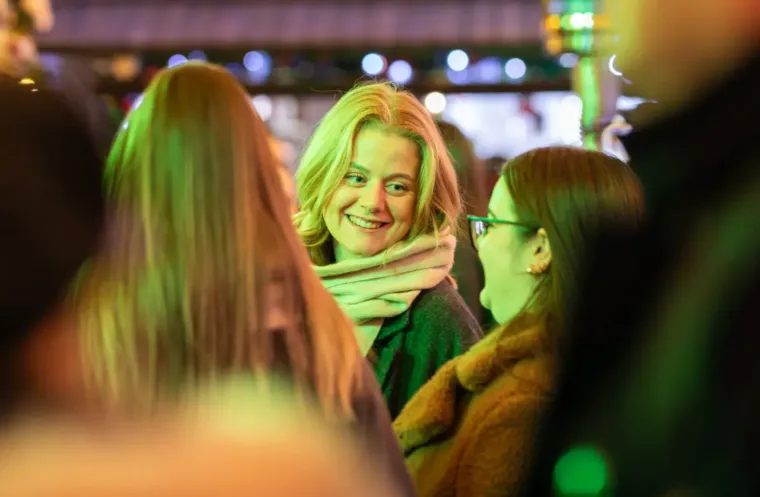 Riječani se znaju dobro zabaviti: Djevojke plesale uz ritmove dobre glazbe, zima im nije smetala