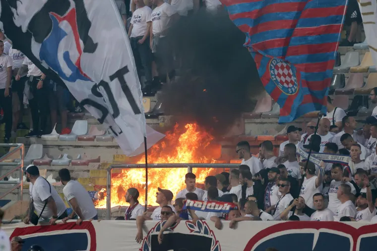 Torcida oduvijek voli pirotehniku, ali ponekad i zapale njome stolice. 