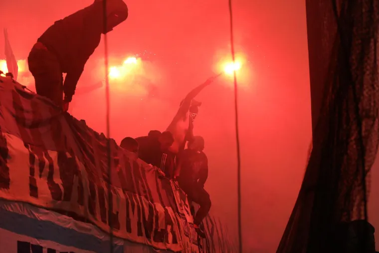 Jadranski derbi uvijek je bio zapaljiv. Ovdje na slici je Armada u transu.