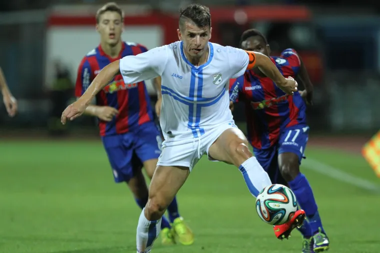27.07.2014., stadion Kantrida, Rijeka - MAXtv - 1. HNL, 02. kolo, Rijeka - Hajduk. Zanimljivo, golove za Rijeku u jadranskim derbijima postizali su otac i sin Rade i Marko Vešović, braća Ahmad i Anas Sharbini, te stric i nećak Janko i Niko Janković. Upravo je igrač na slici Anas Sharbini najbolji strijelac Rijeke u Jadranskim derbijima sa 7 golova. 