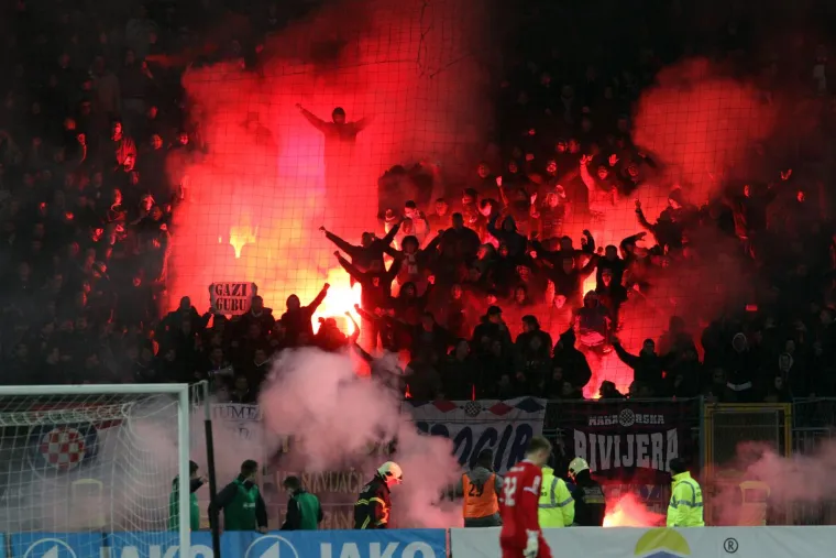 18.02.2015. Kantrida. HNL - 21. kolo. Rijeka - Hajduk. Priča o Jadranskom derbiju, kako smo ga odavno naučili zvati, traje već 78 godina. Povijesni prvi Jadranski derbi bio je sudar Hajduka i tadašnjega Kvarnera kod Stare plinare 15. kolovoza 1946. godine. 