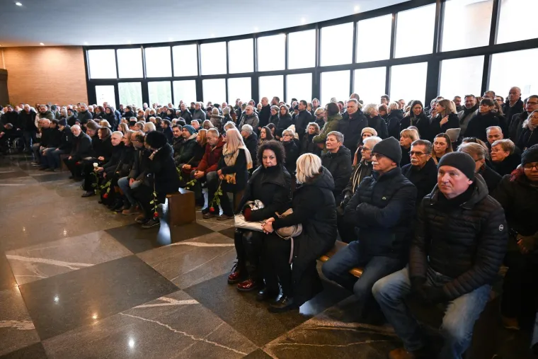 Velika tuga na Mirogoju: Obitelj i prijatelji oprostili su se od legendarnog Siniše Šveca