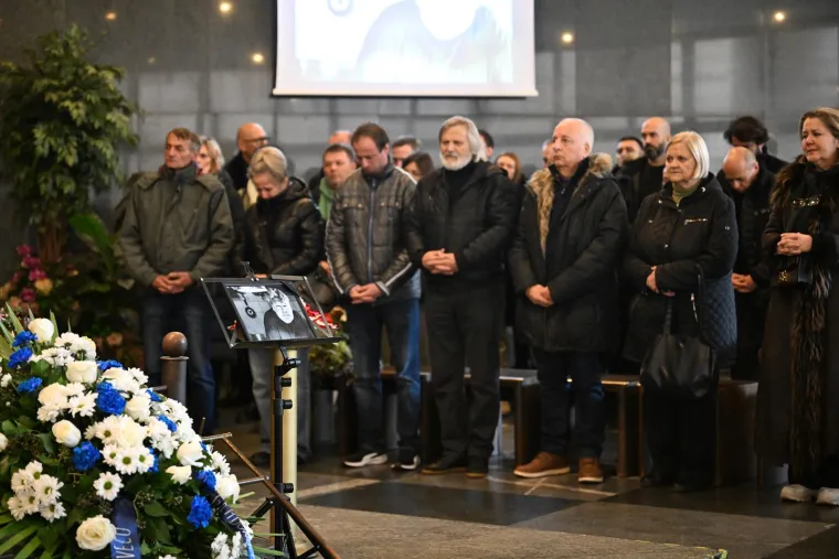 Velika tuga na Mirogoju: Obitelj i prijatelji oprostili su se od legendarnog Siniše Šveca
