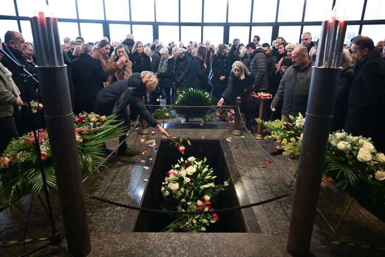 Velika tuga na Mirogoju: Obitelj i prijatelji oprostili su se od legendarnog Siniše Šveca