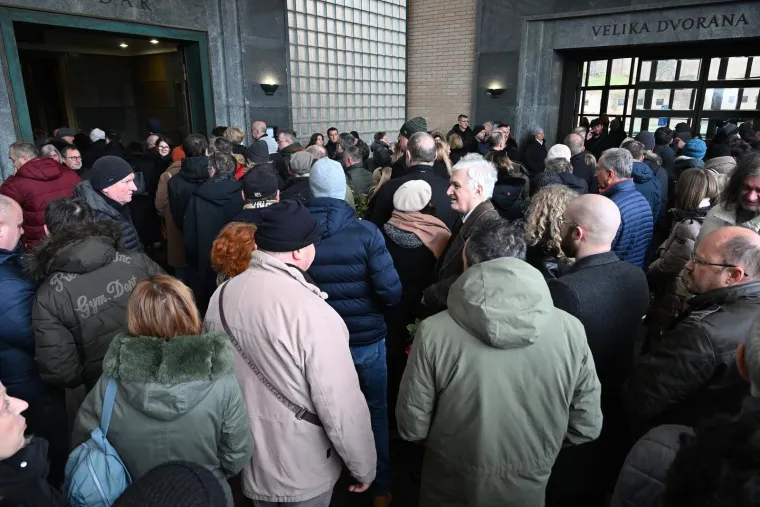 Velika tuga na Mirogoju: Obitelj i prijatelji oprostili su se od legendarnog Siniše Šveca