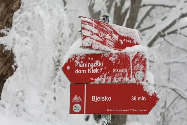 Svojim se padinama postupno spušta prema ogulinskom polju i dolini Dobre. Od podnožja pa do bila pokriven šumskim plaštem, dok se oko podnožja planine prostiru široke livade prepune raznobojnoga cvijeća.