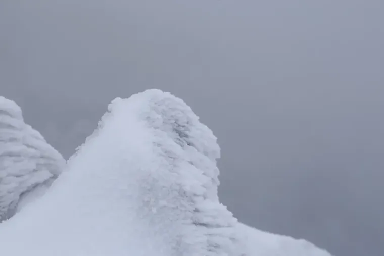 Slovenski povjesničar i znanstvenik Johann Weichard Valvasor zabilježio je u 17. stoljeću narodno vjerovanje da se za vrijeme olujnih noći na samom vrhu Kleka, u ponoć, skupljaju vje&scaron;tice, vile i vilenjaci iz cijeloga svijeta, a njihovo kolo i vrisak dopiru do samoga grada Ogulina.