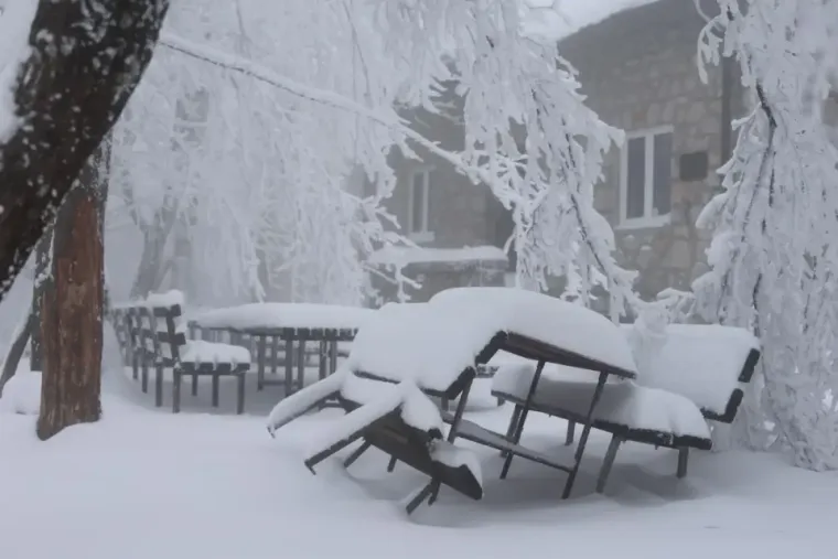 Pogledajte fotografije snježne idile iznad Ogulina. Sad samo sanjke na rame pa na Klek!