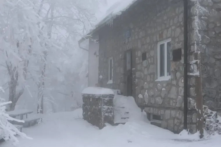Pogledajte fotografije snježne idile iznad Ogulina. Sad samo sanjke na rame pa na Klek!