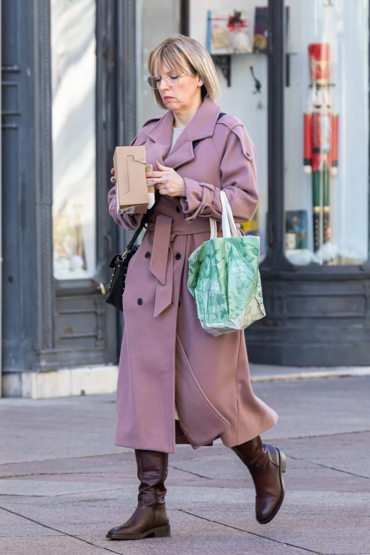 Zasjenila i Djeda Božićnjaka: Dama u crnoj haljini mamila poglede na riječkom Korzu