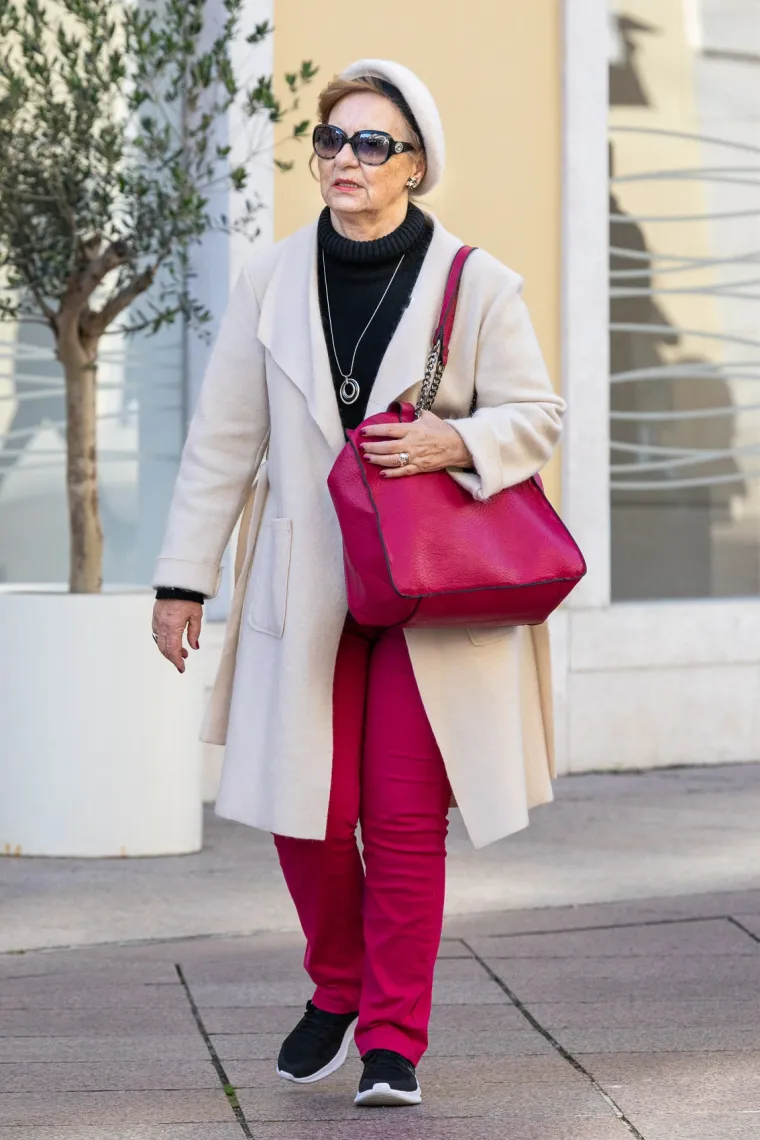 Zasjenila i Djeda Božićnjaka: Dama u crnoj haljini mamila poglede na riječkom Korzu