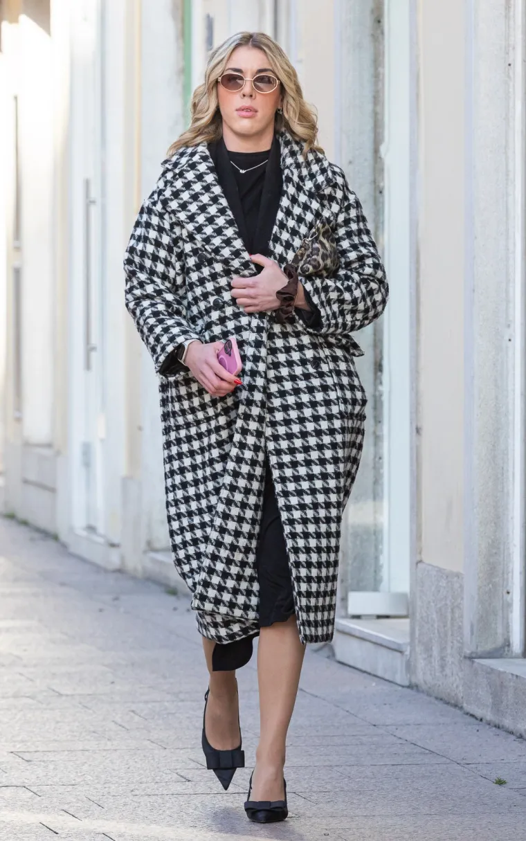 Zasjenila i Djeda Božićnjaka: Dama u crnoj haljini mamila poglede na riječkom Korzu