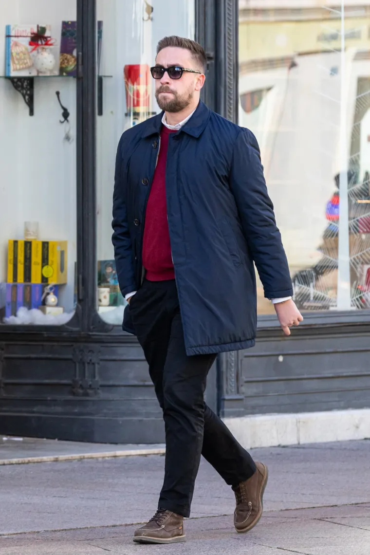 Zasjenila i Djeda Božićnjaka: Dama u crnoj haljini mamila poglede na riječkom Korzu