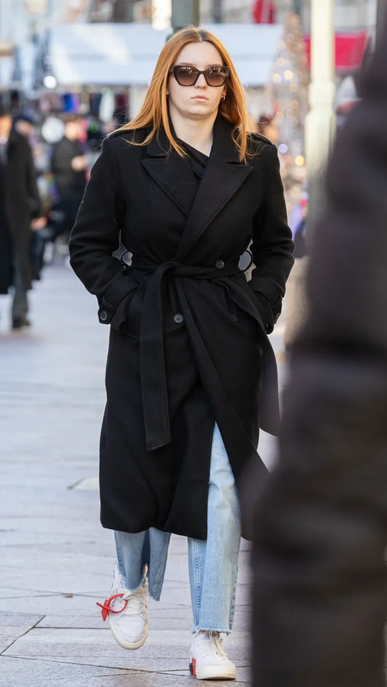 Zasjenila i Djeda Božićnjaka: Dama u crnoj haljini mamila poglede na riječkom Korzu