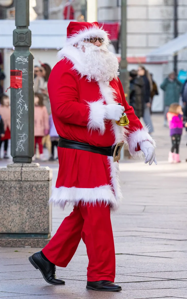 Zasjenila i Djeda Božićnjaka: Dama u crnoj haljini mamila poglede na riječkom Korzu
