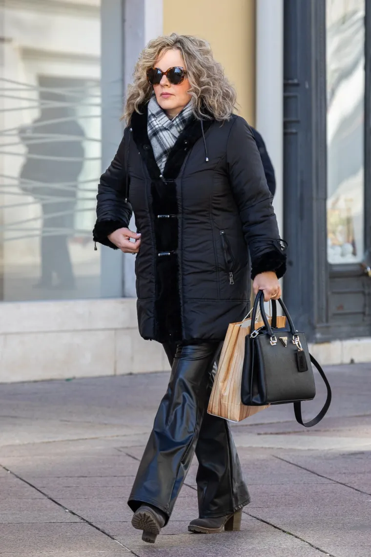 Zasjenila i Djeda Božićnjaka: Dama u crnoj haljini mamila poglede na riječkom Korzu