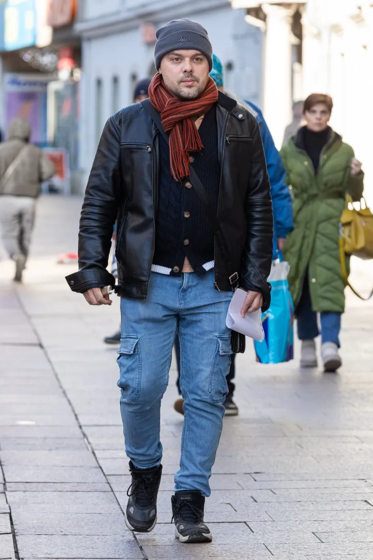 Zasjenila i Djeda Božićnjaka: Dama u crnoj haljini mamila poglede na riječkom Korzu