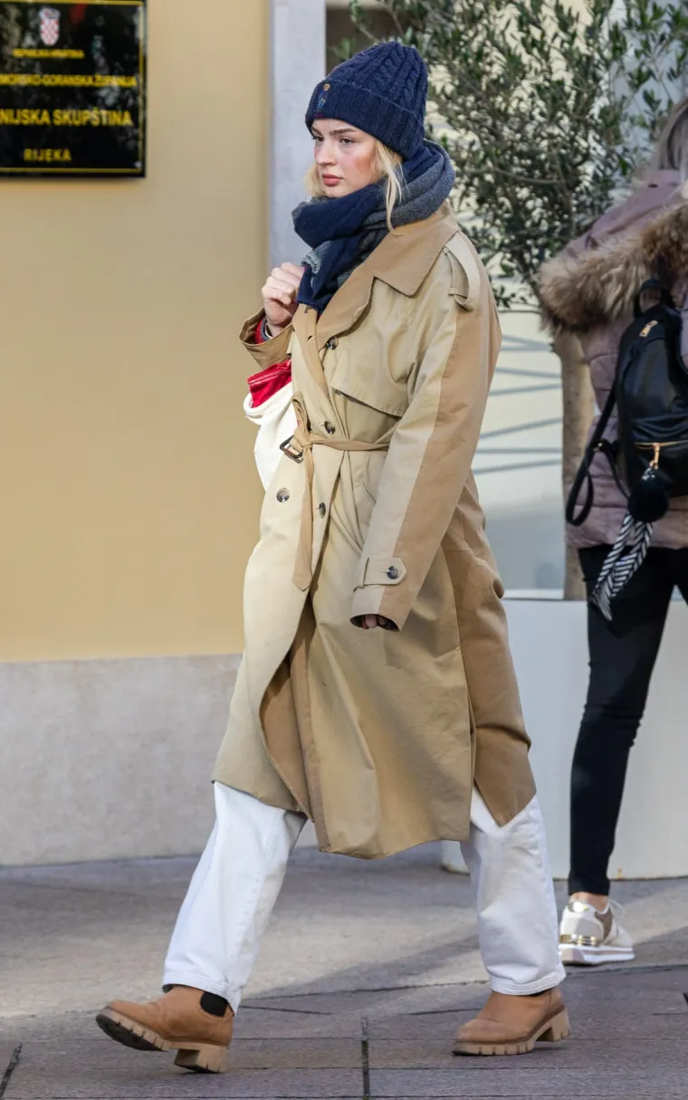 Zasjenila i Djeda Božićnjaka: Dama u crnoj haljini mamila poglede na riječkom Korzu