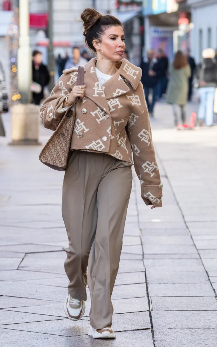 Zasjenila i Djeda Božićnjaka: Dama u crnoj haljini mamila poglede na riječkom Korzu