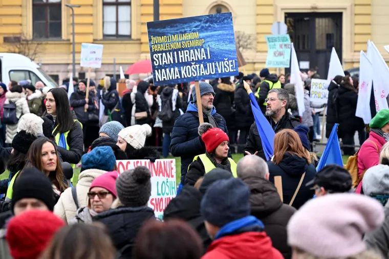 Veliki prosvjed prosvjetara u Zagrebu, na transparentima poruke: 'Ovo je tek početak'