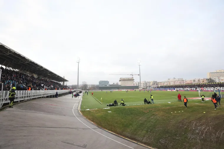 Stadion u Kranjčevićevoj u potpunosti je ispunjen na utakmici Lokomotive i Dinama.