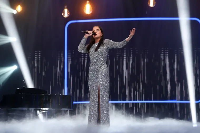 Karla je prvo pjevala Celine Dion, a izvedba je bila besprijekorna.