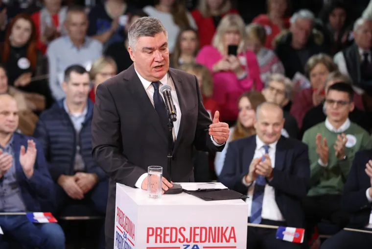 Pričao je o raspadanju zapadnog svijeta, kojeg smo i mi dio. 'Mi smo mali narod i država koja je nastala u oslobodilačkom ratu. Nitko nema slično iskustvo na&scaron;em. Nitko nije napadnut u 90-ima kada su svi gledali u budućnost, i to s pravom. Ja jesam za pomoć, ali sam i za prosuđivanje &scaron;to je u na&scaron;em u interesu i čega se treba kloniti', rekao je.