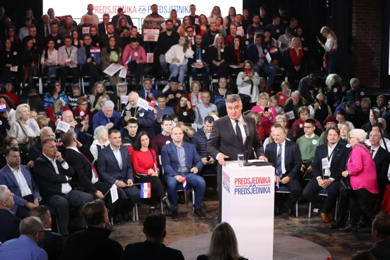 Dodao je da netko lijepo pakira i prodaje Hrvatsku. Za HDZ kaže da se radi o stranci interesa. 'Vuku nas za nos, ali mi nismo takve nosonje', kaže Milanović.