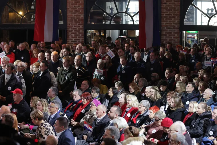 Posjetitelja je bilo mnogo, neki nisu imali mjesta za sjedenje. Na skup je stigao sa suprugom, Sanjom Musić Milanović.