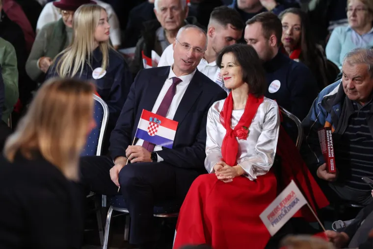 Prisutna je bila i Dalija Ore&scaron;ković, odjevena u efektnu crvenu boju. 