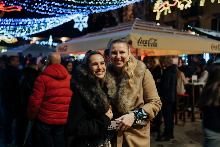 Ni kiša ga nije spriječila da zapali atmosferu: Jole napravio pravi party na zadarskom Adventu