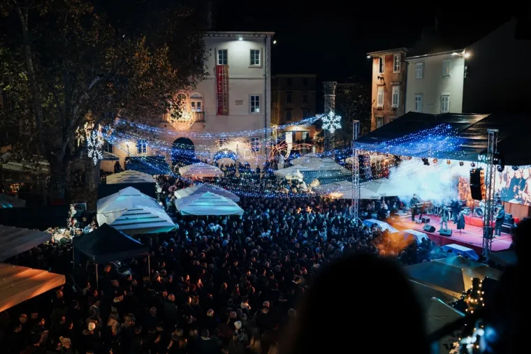 Ni kiša ga nije spriječila da zapali atmosferu: Jole napravio pravi party na zadarskom Adventu