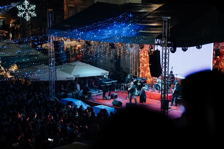 Ni kiša ga nije spriječila da zapali atmosferu: Jole napravio pravi party na zadarskom Adventu